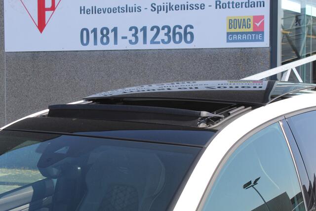 Volkswagen GOLF 1.5 eTSI 2x R-Line Business AUTOMAAT/Panoramadak/Navigatie/Sfeerverlichting/Adaptive cruise control/Climate control/Stuurverwarming/Stoelverwarming/Achteruitrijcamera/Parkeersensoren rondom/Keyless/Apple carplay/LED koplampen/18'' Lichtmetalen velgen.