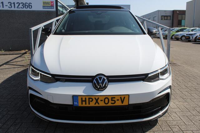 Volkswagen GOLF 1.5 eTSI 2x R-Line Business AUTOMAAT/Panoramadak/Navigatie/Sfeerverlichting/Adaptive cruise control/Climate control/Stuurverwarming/Stoelverwarming/Achteruitrijcamera/Parkeersensoren rondom/Keyless/Apple carplay/LED koplampen/18'' Lichtmetalen velgen.