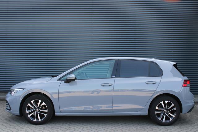Volkswagen GOLF 1.5 eTSI Style Full-Led Navigatie Stuur-Stoelverwarming Sfeerverlichting NAP