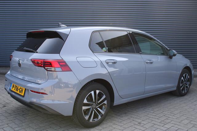 Volkswagen GOLF 1.5 eTSI Style Full-Led Navigatie Stuur-Stoelverwarming Sfeerverlichting NAP