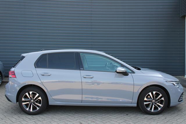 Volkswagen GOLF 1.5 eTSI Style Full-Led Navigatie Stuur-Stoelverwarming Sfeerverlichting NAP