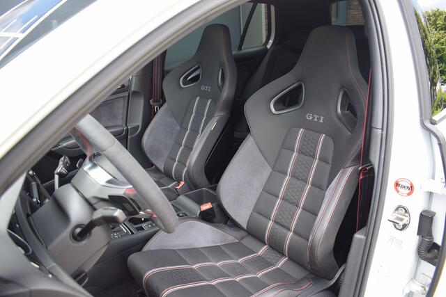 Volkswagen GOLF GTI Clubsport 2.0 TSI 265pk DSG | Schaalstoelen | Panoramadak