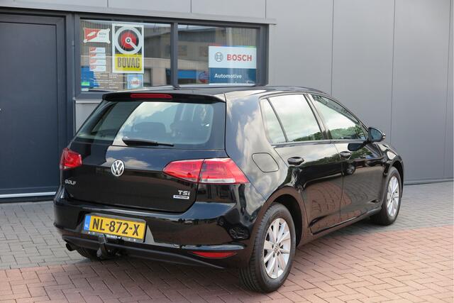 Volkswagen GOLF 1.2 TSI 81KW 110pk Trendline,Cruisecontrol , Trekhaak, Climate control, LMV. Nieuwe APK .