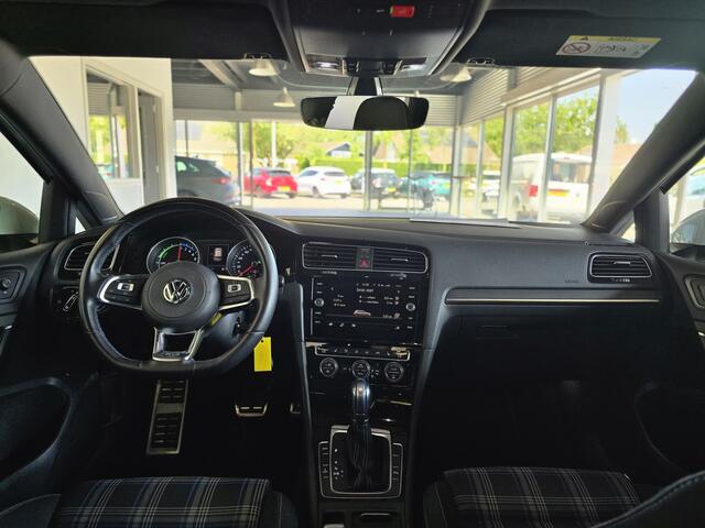 Volkswagen GOLF 1.4 TSI PHEV GTE / Dealer Onderhouden / Stoelverwarming / LED Koplampen
