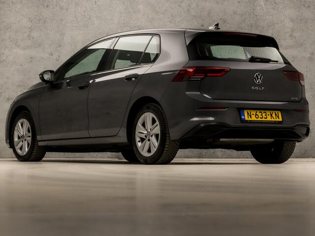 Volkswagen GOLF 1.0 eTSI Sport Automaat (APPLE CARPLAY, GROOT NAVI, KEYLESS, SFEERVERLICHTING, SPORTSTOELEN, LM VELGEN, PARKEERSENSOREN, ADAPTIVE CRUISE, NIEUWSTAAT)