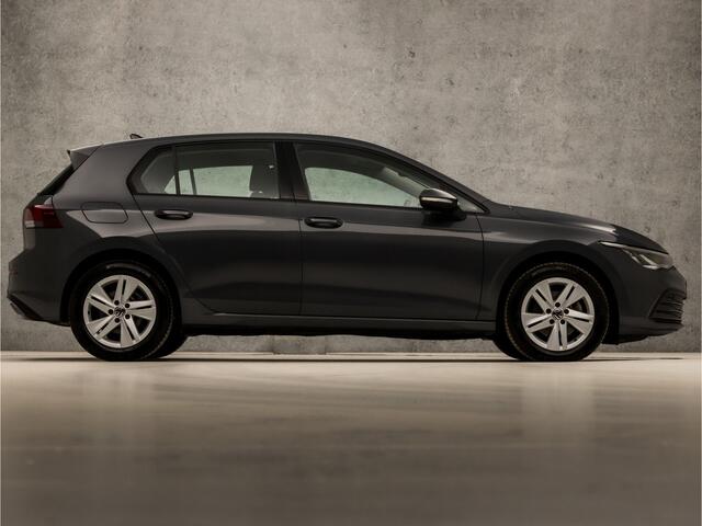 Volkswagen GOLF 1.0 eTSI Sport Automaat (APPLE CARPLAY, GROOT NAVI, KEYLESS, SFEERVERLICHTING, SPORTSTOELEN, LM VELGEN, PARKEERSENSOREN, ADAPTIVE CRUISE, NIEUWSTAAT)