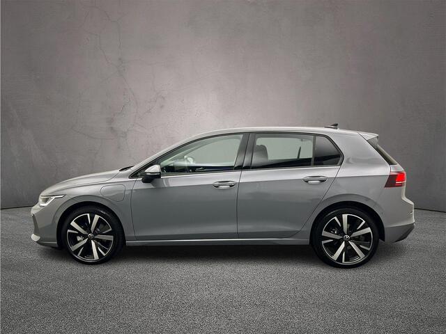 Volkswagen GOLF Life Edition 1.5 TSI eHybrid 204pk DSG Automaat Adaptive cruise control, Achteruitrijcamera, Stoelverwarming, LED koplampen, Stuurwiel verwarmd, Parkeersensoren