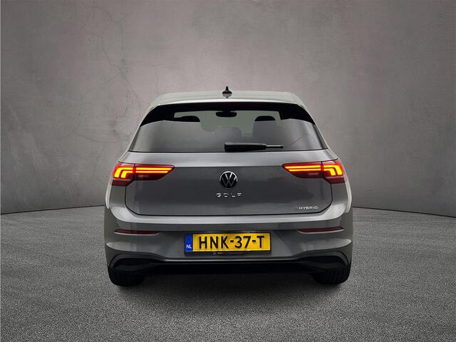 Volkswagen GOLF Life Edition 1.5 TSI eHybrid 204pk DSG Automaat Adaptive cruise control, Achteruitrijcamera, Stoelverwarming, LED koplampen, Stuurwiel verwarmd, Parkeersensoren