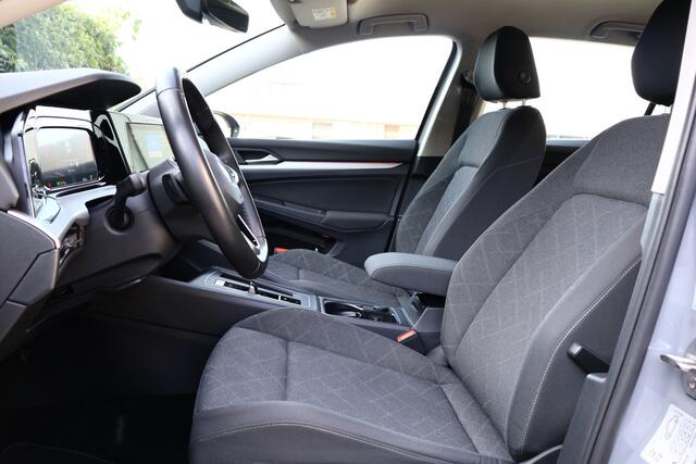 Volkswagen GOLF 1.0 eTSI Life Automaat | Carplay | LED | Adaptive Cruise | Moonstone Grey | Sfeerverlichting
