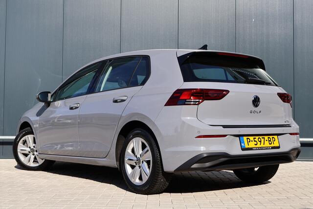 Volkswagen GOLF 1.0 eTSI Life Automaat | Carplay | LED | Adaptive Cruise | Moonstone Grey | Sfeerverlichting