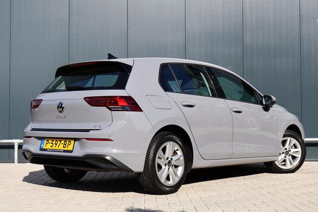 Volkswagen GOLF 1.0 eTSI Life Automaat | Carplay | LED | Adaptive Cruise | Moonstone Grey | Sfeerverlichting