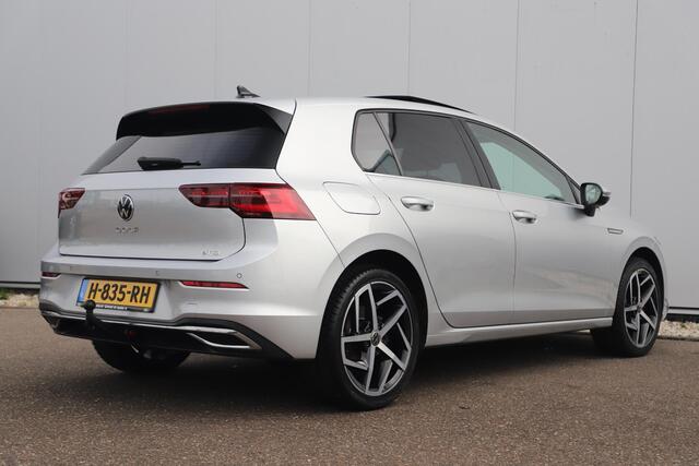Volkswagen GOLF 1.5 eTSI Style 150PK Automaat Panoramadak Trekhaak IQ Light Sportstoel Massage 18 inch LMV Sfeerverlichting Navi Clima ACC NAP! Dealer Onderhouden!