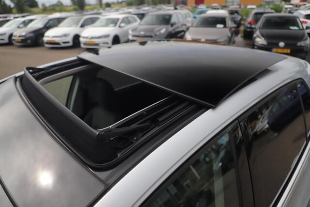 Volkswagen GOLF 1.5 eTSI Style 150PK Automaat Panoramadak Trekhaak IQ Light Sportstoel Massage 18 inch LMV Sfeerverlichting Navi Clima ACC NAP! Dealer Onderhouden!
