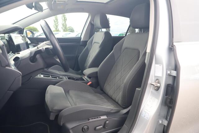 Volkswagen GOLF 1.5 eTSI Style 150PK Automaat Panoramadak Trekhaak IQ Light Sportstoel Massage 18 inch LMV Sfeerverlichting Navi Clima ACC NAP! Dealer Onderhouden!