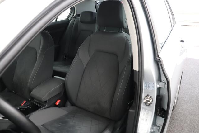 Volkswagen GOLF 1.5 eTSI 150 PK Aut. Style Camera Memory Dodehoek