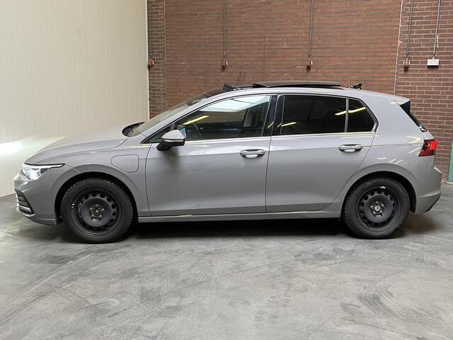 Volkswagen GOLF 1.4 eHybrid Style / AUTOMAAT/ PANO/ STUUR+STOEL VERWARM./ MEMORY SEAT/ DRIVE SELECT/ PARK. SENSOR. V+A/ TREKHAAK/ APP-CONNECT/ ACC/ DAB/ NAVI/ LED/ ISOFIX/ 16'' LMV