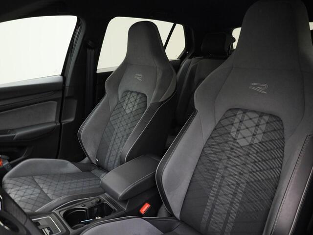 Volkswagen GOLF 1.5eTSI/130PK R-Line Business DSG · Navigatie · Camera + Parkeersensoren · Stuur- & Stoelverwarming · Garantie april 2026 of 100000km.