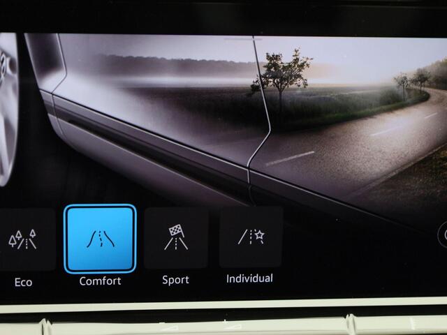 Volkswagen GOLF 1.5eTSI/130PK R-Line Business DSG · Navigatie · Camera + Parkeersensoren · Stuur- & Stoelverwarming · Garantie april 2026 of 100000km.