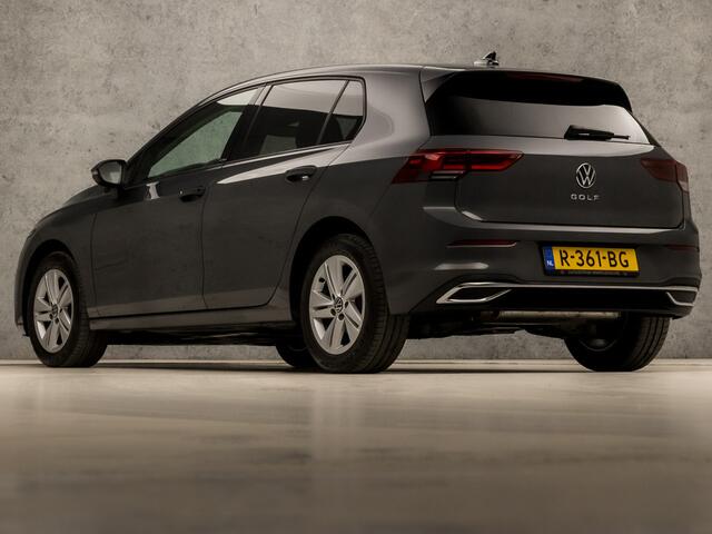 Volkswagen GOLF 1.5 TSI Sportline 150Pk (APPLE CARPLAY, GROOT NAVI, STUUR/STOELVERWARMING, SFEERVERLICHTING, SPORTSTOELEN, GETINT GLAS, KEYLESS, ADAPTIVE CRUISE, PARKEERSENSOREN, NIEUWE APK, NIEUWSTAAT)
