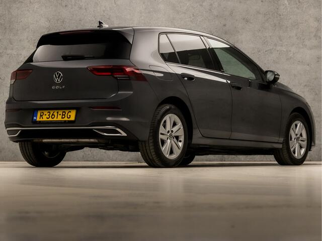 Volkswagen GOLF 1.5 TSI Sportline 150Pk (APPLE CARPLAY, GROOT NAVI, STUUR/STOELVERWARMING, SFEERVERLICHTING, SPORTSTOELEN, GETINT GLAS, KEYLESS, ADAPTIVE CRUISE, PARKEERSENSOREN, NIEUWE APK, NIEUWSTAAT)