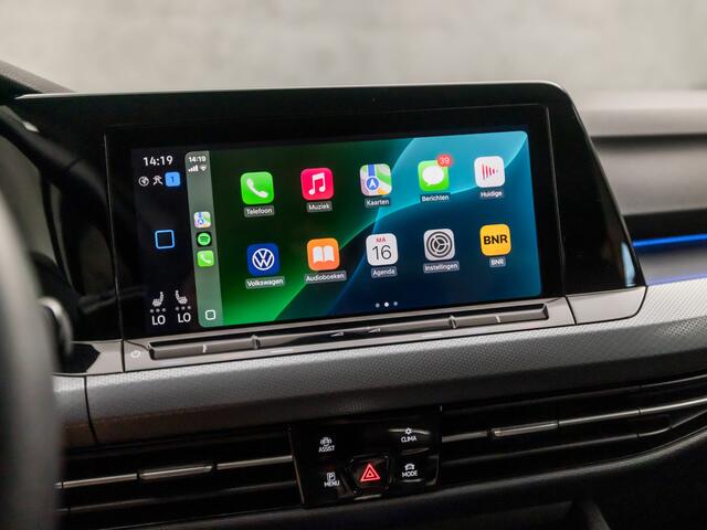 Volkswagen GOLF 1.5 TSI Sportline 150Pk (APPLE CARPLAY, GROOT NAVI, STUUR/STOELVERWARMING, SFEERVERLICHTING, SPORTSTOELEN, GETINT GLAS, KEYLESS, ADAPTIVE CRUISE, PARKEERSENSOREN, NIEUWE APK, NIEUWSTAAT)