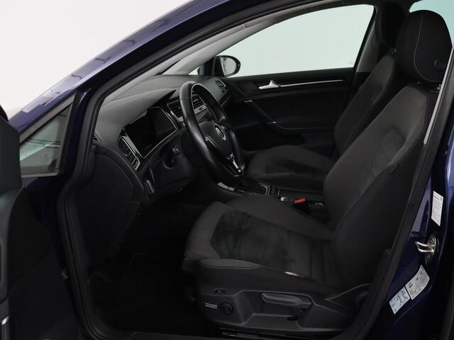 Volkswagen GOLF 1.0 TSI Highline | Stoelverwarming | Trekhaak | Massage | Carplay | Adaptive cruise | Active Info Display | Navigatie | Parkeerhulp | Climate control