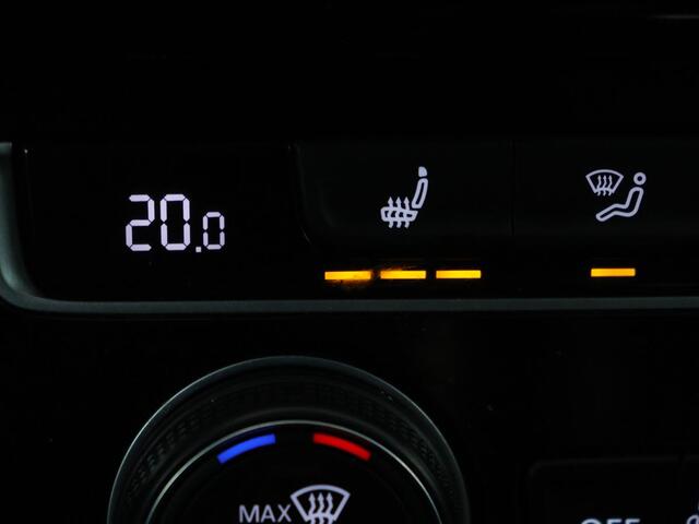 Volkswagen GOLF 1.0 TSI Highline | Stoelverwarming | Trekhaak | Massage | Carplay | Adaptive cruise | Active Info Display | Navigatie | Parkeerhulp | Climate control