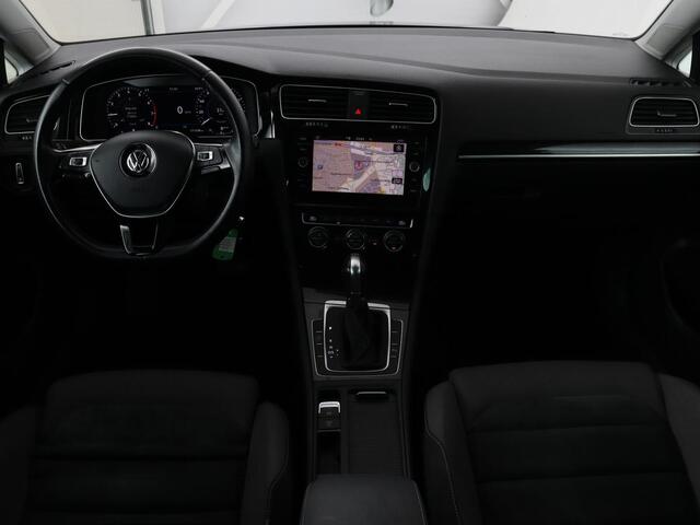 Volkswagen GOLF 1.0 TSI Highline | Stoelverwarming | Trekhaak | Massage | Carplay | Adaptive cruise | Active Info Display | Navigatie | Parkeerhulp | Climate control