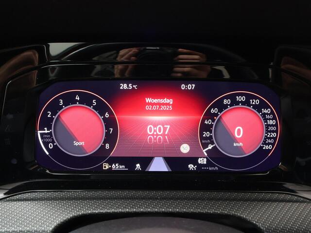Volkswagen GOLF 1.5 TSI R-Line | 130 PK | Multifunctioneel stuurwiel | Adaptive Cruisecontrol | Parkeersensoren | R-line interieur |