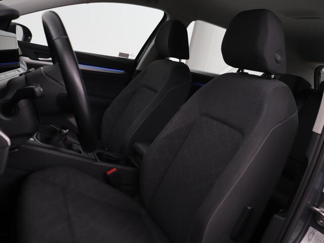 Volkswagen GOLF 1.0 TSI Life | Carplay | Sfeerverlichting | Navigatie | Adaptive cruise | Full LED | Parkeerhulp | DAB | Climate control | Bluetooth