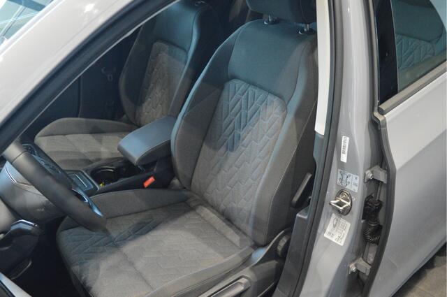 Volkswagen GOLF 1.5 TSI LIFE app connect clima cruise led pdc 16 inch !!