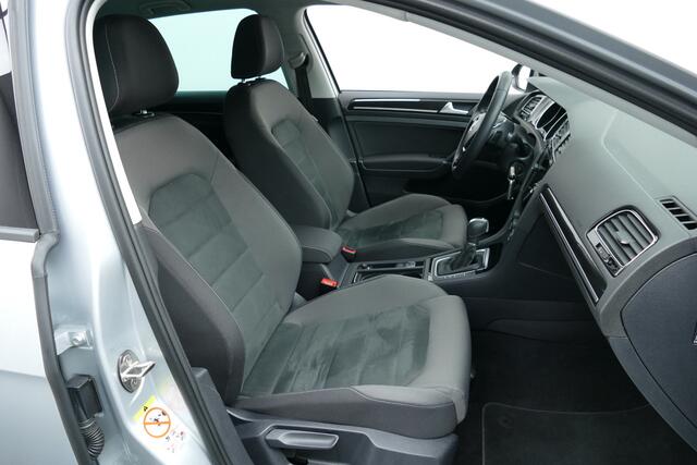 Volkswagen GOLF 1.5 150pk TSI Highline. Adaptief Cruise, Camera, Clima, StoelVerw, 17"LMV