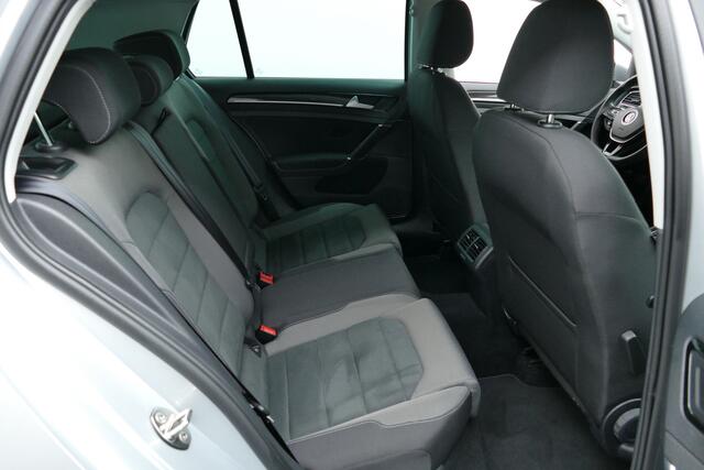 Volkswagen GOLF 1.5 150pk TSI Highline. Adaptief Cruise, Camera, Clima, StoelVerw, 17"LMV