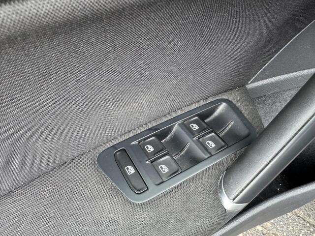 Volkswagen GOLF 1.2 TSI Connected Series | Navigatie | Carplay | Cruise Control | Lichtmetalen Velgen |
