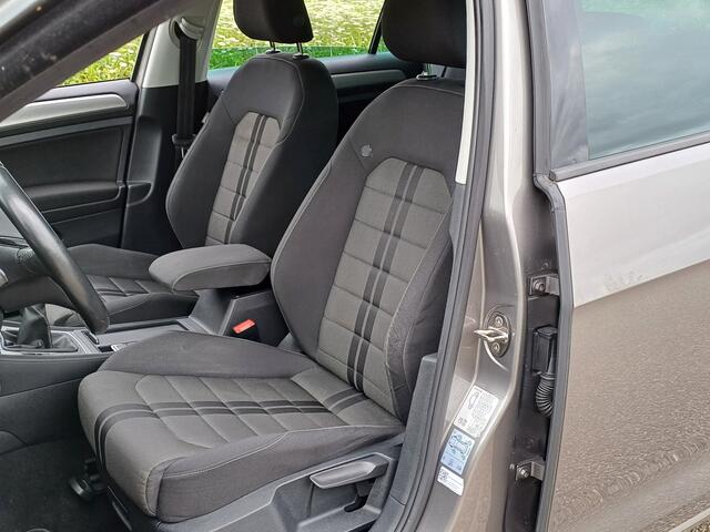 Volkswagen GOLF 1.0 TSI Connected Series /Clima/Navi/Camera/Cruise/18"/Trekh/NL/