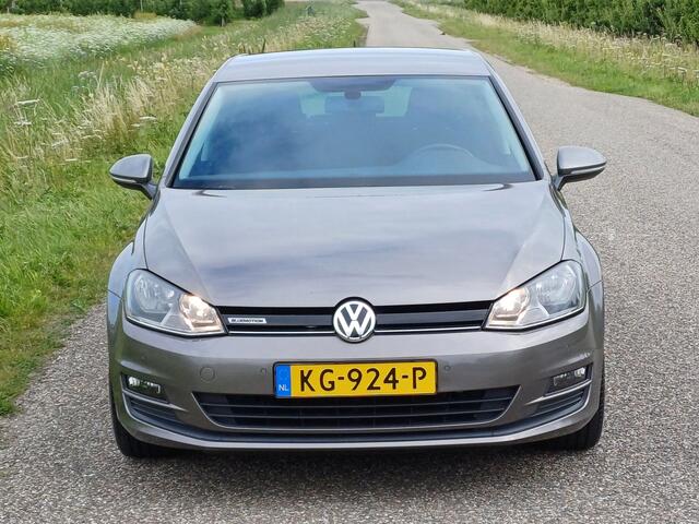 Volkswagen GOLF 1.0 TSI Connected Series /Clima/Navi/Camera/Cruise/18"/Trekh/NL/