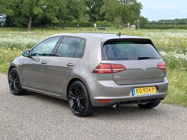 Volkswagen GOLF 1.0 TSI Connected Series /Clima/Navi/Camera/Cruise/18"/Trekh/NL/