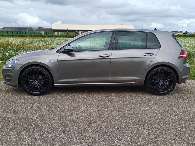 Volkswagen GOLF 1.0 TSI Connected Series /Clima/Navi/Camera/Cruise/18"/Trekh/NL/