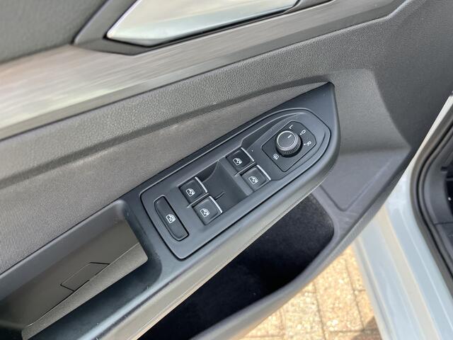 Volkswagen GOLF 1.5 TSI / PANO/ 150 PK/ 17" LMV/ PARK. SENSOREN + CAMERA/ APP-CONNECT/ ELEKTR. STOEL/ NAVI/ ADAPT. CRUISE/ CLIMA/ STOEL-STUUR VERWARMING/ MATRIX