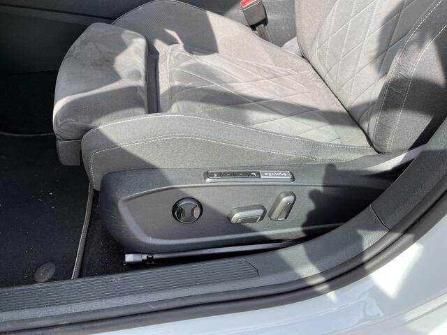 Volkswagen GOLF 1.5 TSI / PANO/ 150 PK/ 17" LMV/ PARK. SENSOREN + CAMERA/ APP-CONNECT/ ELEKTR. STOEL/ NAVI/ ADAPT. CRUISE/ CLIMA/ STOEL-STUUR VERWARMING/ MATRIX