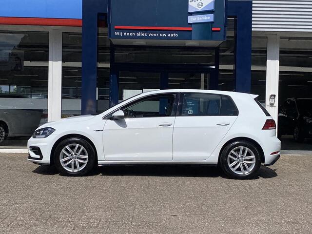 Volkswagen GOLF 1.0 TSI Comfortline Business R-Line / NL-Auto / Velours-Bekleding / Radio-Bluetooth / Apple-Carplay & Aindroid-Auto / DAB / Navi / Massage-Stoelen / Stoelverwarming / Adaptieve Cruise-Control / Climate-Control / ELKTR-Pakket / Trekhaak / PDC / LMV 16'' / 