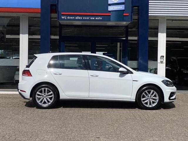 Volkswagen GOLF 1.0 TSI Comfortline Business R-Line / NL-Auto / Velours-Bekleding / Radio-Bluetooth / Apple-Carplay & Aindroid-Auto / DAB / Navi / Massage-Stoelen / Stoelverwarming / Adaptieve Cruise-Control / Climate-Control / ELKTR-Pakket / Trekhaak / PDC / LMV 16'' / 