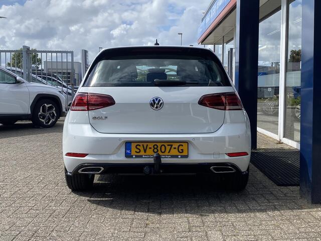 Volkswagen GOLF 1.0 TSI Comfortline Business R-Line / NL-Auto / Velours-Bekleding / Radio-Bluetooth / Apple-Carplay & Aindroid-Auto / DAB / Navi / Massage-Stoelen / Stoelverwarming / Adaptieve Cruise-Control / Climate-Control / ELKTR-Pakket / Trekhaak / PDC / LMV 16'' / 
