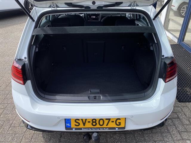 Volkswagen GOLF 1.0 TSI Comfortline Business R-Line / NL-Auto / Velours-Bekleding / Radio-Bluetooth / Apple-Carplay & Aindroid-Auto / DAB / Navi / Massage-Stoelen / Stoelverwarming / Adaptieve Cruise-Control / Climate-Control / ELKTR-Pakket / Trekhaak / PDC / LMV 16'' / 