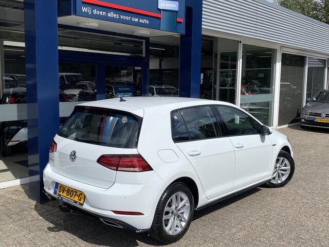 Volkswagen GOLF 1.0 TSI Comfortline Business R-Line / NL-Auto / Velours-Bekleding / Radio-Bluetooth / Apple-Carplay & Aindroid-Auto / DAB / Navi / Massage-Stoelen / Stoelverwarming / Adaptieve Cruise-Control / Climate-Control / ELKTR-Pakket / Trekhaak / PDC / LMV 16'' / 