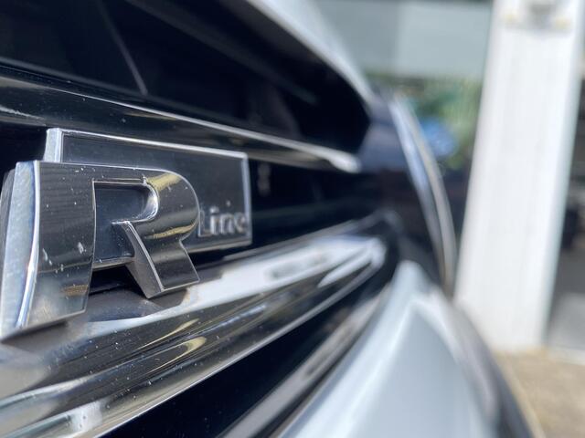 Volkswagen GOLF 1.0 TSI Comfortline Business R-Line / NL-Auto / Velours-Bekleding / Radio-Bluetooth / Apple-Carplay & Aindroid-Auto / DAB / Navi / Massage-Stoelen / Stoelverwarming / Adaptieve Cruise-Control / Climate-Control / ELKTR-Pakket / Trekhaak / PDC / LMV 16'' / 