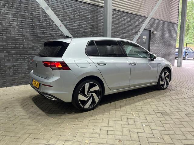 Volkswagen GOLF 1.5 eTSI Style | Panoramadak | Camera | Getint Glas | 18 Inch