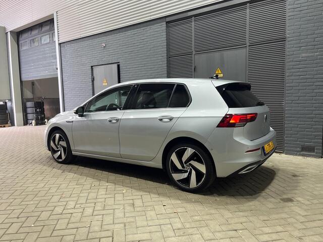 Volkswagen GOLF 1.5 eTSI Style | Panoramadak | Camera | Getint Glas | 18 Inch