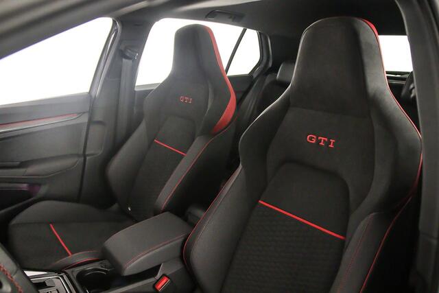 Volkswagen GOLF GTI Clubsport "Wordt verwacht" 2.0 TSI 300pk DSG Automaat Panoramadak, LED matrix koplampen, Navigatie, Adaptive cruise control, Stuurwiel verwarmd, Parkeersensoren, Stoelverwarming, 19 inch velgen, App connect