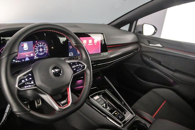 Volkswagen GOLF GTI Clubsport "Wordt verwacht" 2.0 TSI 300pk DSG Automaat Panoramadak, LED matrix koplampen, Navigatie, Adaptive cruise control, Stuurwiel verwarmd, Parkeersensoren, Stoelverwarming, 19 inch velgen, App connect